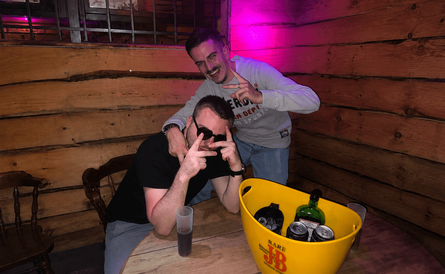 Groupe d'amis pendant une soirée